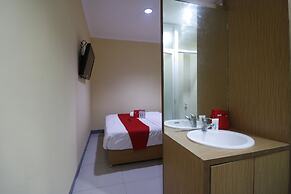 RedDoorz near ITC Cempaka Mas