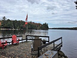 TO Stays - Waterfront Lake House Retreat