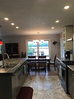 TO Stays - Waterfront Lake House Retreat