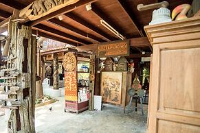 Boon Home Stay Arts and Crafts