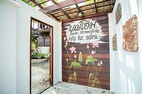 Boon Home Stay Arts and Crafts