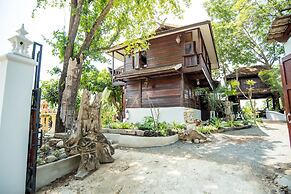 Boon Home Stay Arts and Crafts