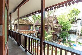 Boon Home Stay Arts and Crafts