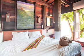 Boon Home Stay Arts and Crafts