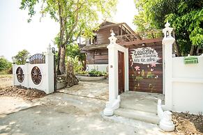 Boon Home Stay Arts and Crafts