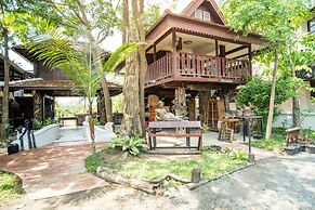 Boon Home Stay Arts and Crafts