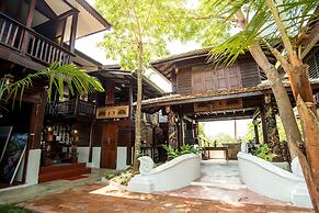 Boon Home Stay Arts and Crafts