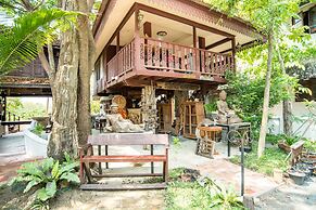 Boon Home Stay Arts and Crafts