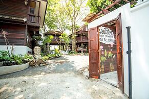 Boon Home Stay Arts and Crafts