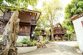 Boon Home Stay Arts and Crafts