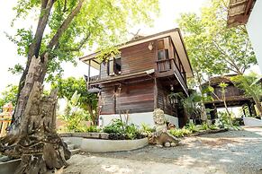 Boon Home Stay Arts and Crafts