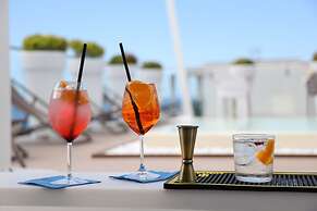 M&F Hotel