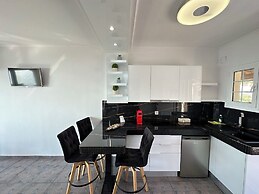 Nikos Apartments