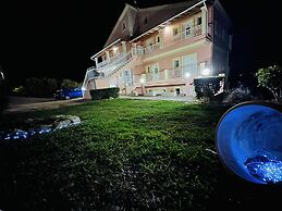 Nikos Apartments