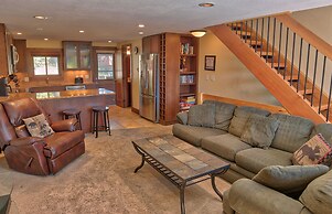 52 Clubhouse Rd Townhome with Private Hot Tub