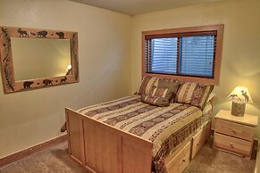 52 Clubhouse Rd Townhome with Private Hot Tub