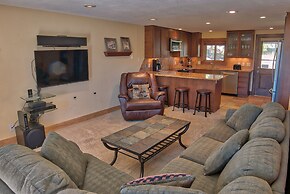 52 Clubhouse Rd Townhome with Private Hot Tub