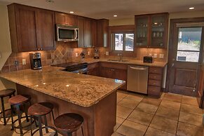 52 Clubhouse Rd Townhome with Private Hot Tub