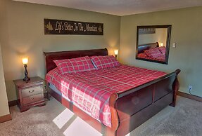 52 Clubhouse Rd Townhome with Private Hot Tub