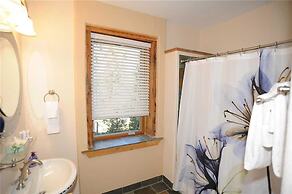 Ten Mile Suites 103 Downtown Condos with On-site Hot Tub