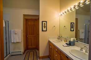 368 Settlers Drive Private Home with Hot Tub