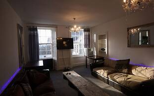 Edinburgh Princes Street Top Floor Apt