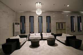 Oasis Regency at Fort Victoria BGC