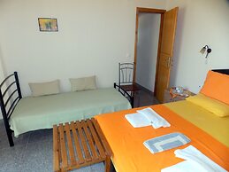 Nikos Apartments