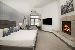 Ski In Ski Out Townhome in Rocky Mountain Access to Elkhorn Chairlift 