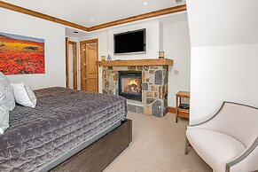 Lionsquare North Tower #402 5 Bedroom Condo by RedAwning