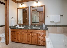 Lionsquare North Tower #402 5 Bedroom Condo by RedAwning