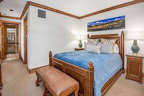 Lionsquare North Tower #402 5 Bedroom Condo by RedAwning