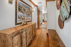 Lionsquare North Tower #402 5 Bedroom Condo by RedAwning