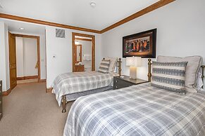 Lionsquare North Tower #402 5 Bedroom Condo by RedAwning