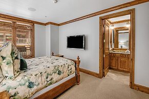 Lionsquare North Tower #402 5 Bedroom Condo by RedAwning