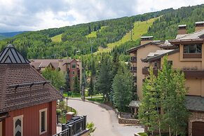 Lionsquare North Tower #402 5 Bedroom Condo by RedAwning