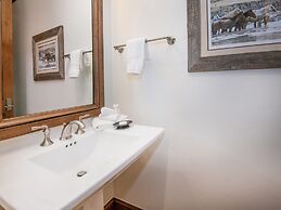 Lionsquare North Tower #402 5 Bedroom Condo by RedAwning