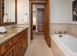 Lionsquare North Tower #402 5 Bedroom Condo by RedAwning