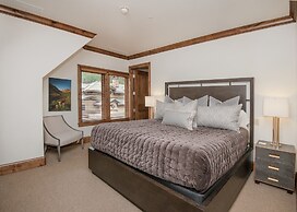 Lionsquare North Tower #402 5 Bedroom Condo by RedAwning