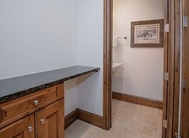 Lionsquare North Tower #402 5 Bedroom Condo by RedAwning