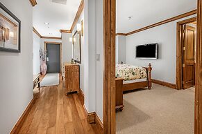 Lionsquare North Tower #402 5 Bedroom Condo by RedAwning