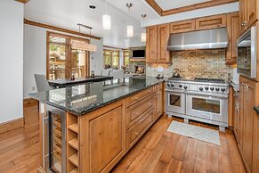 Lionsquare North Tower #402 5 Bedroom Condo by RedAwning