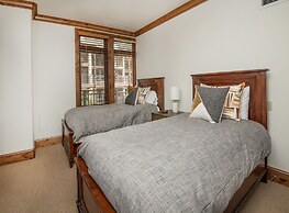 Lionsquare North Tower #402 5 Bedroom Condo by RedAwning