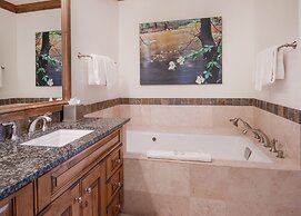 Lionsquare North Tower #402 5 Bedroom Condo by RedAwning