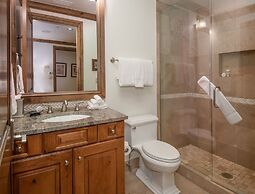 Lionsquare North Tower #402 5 Bedroom Condo by RedAwning