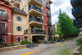 Lionsquare North Tower #402 5 Bedroom Condo by RedAwning