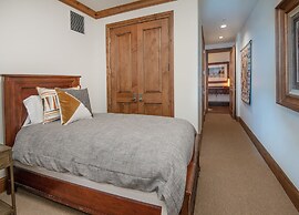 Lionsquare North Tower #402 5 Bedroom Condo by RedAwning