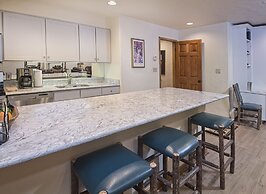 Cortina #160 3 Bedroom Condo by Redawning