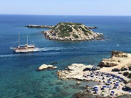 Grande Blue Suites with private bay