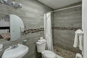 Richards Motel Courtyard